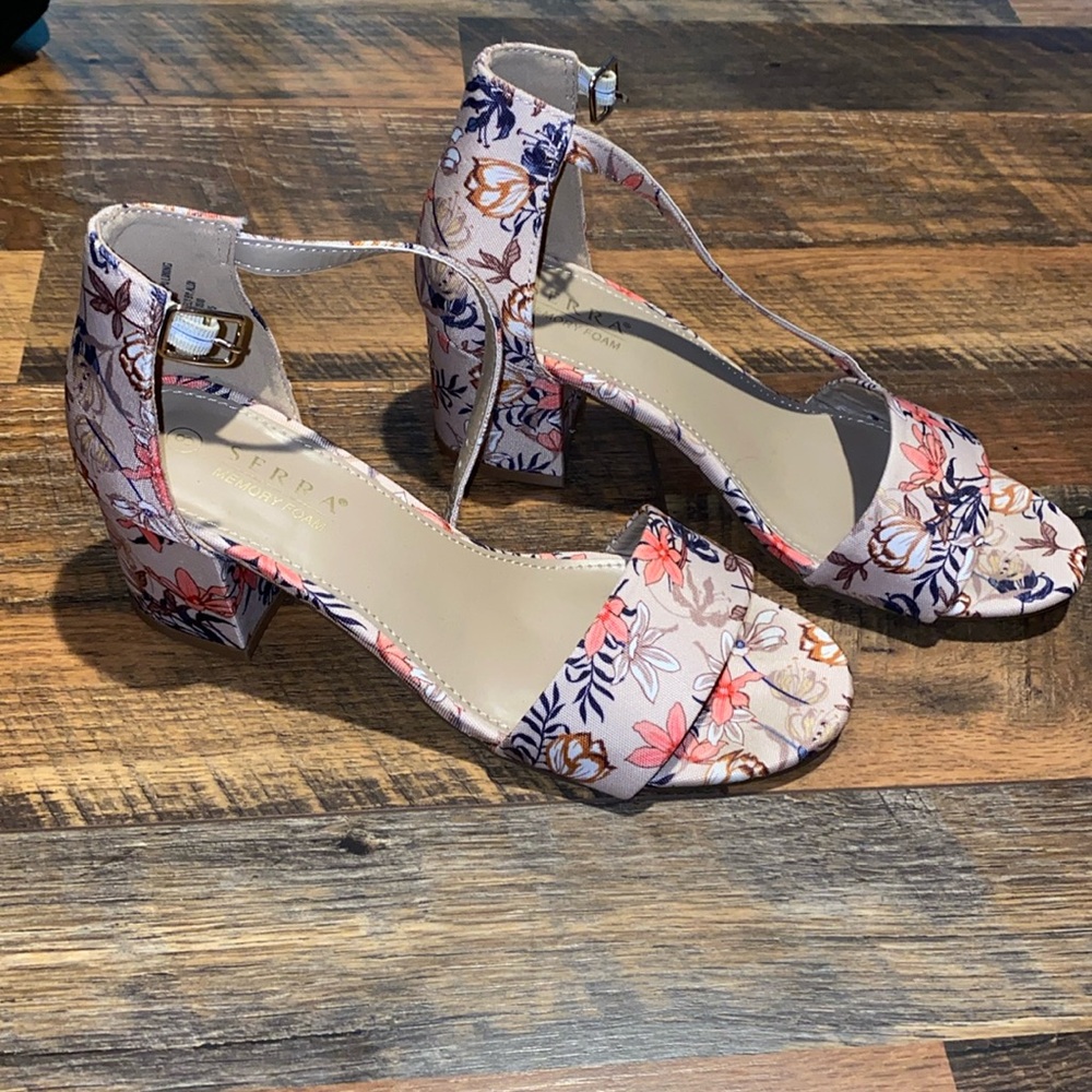 Small heel Serra memory foam brand shoes. Size 8